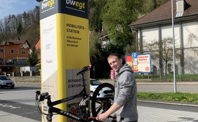 Mobilitätssäule am Bahnhof Oberndorf mit Radreparataturset